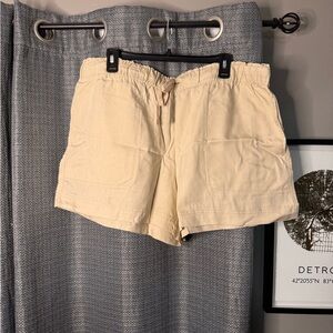 Hilary Radley Women's Cream Mid-Rise Shorts